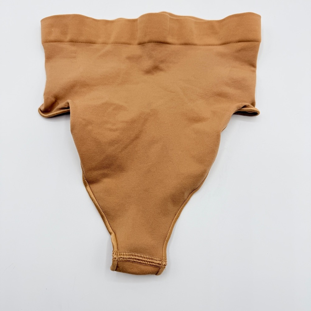 NWOT Skims Seamless Sculpt Mid Waist Thong • Size S • Nude/Beige • Shapewear